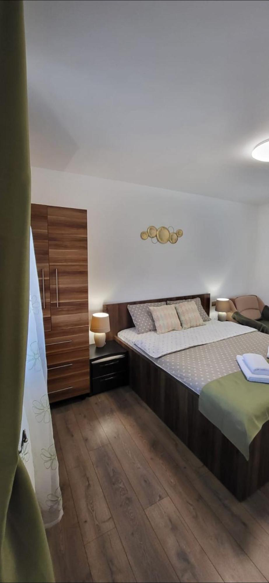 Готель Huesca House Турда Екстер'єр фото