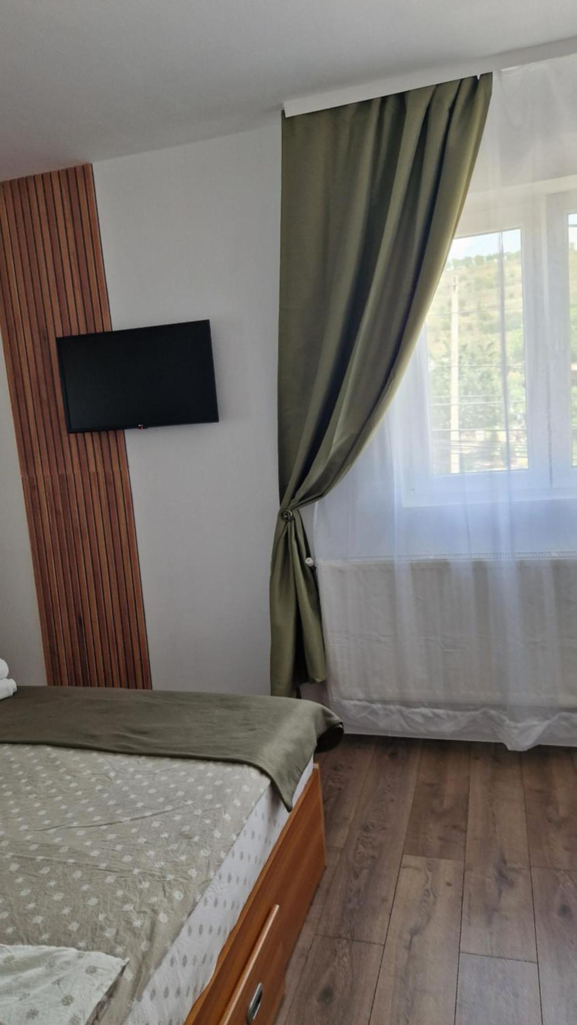 Готель Huesca House Турда Екстер'єр фото