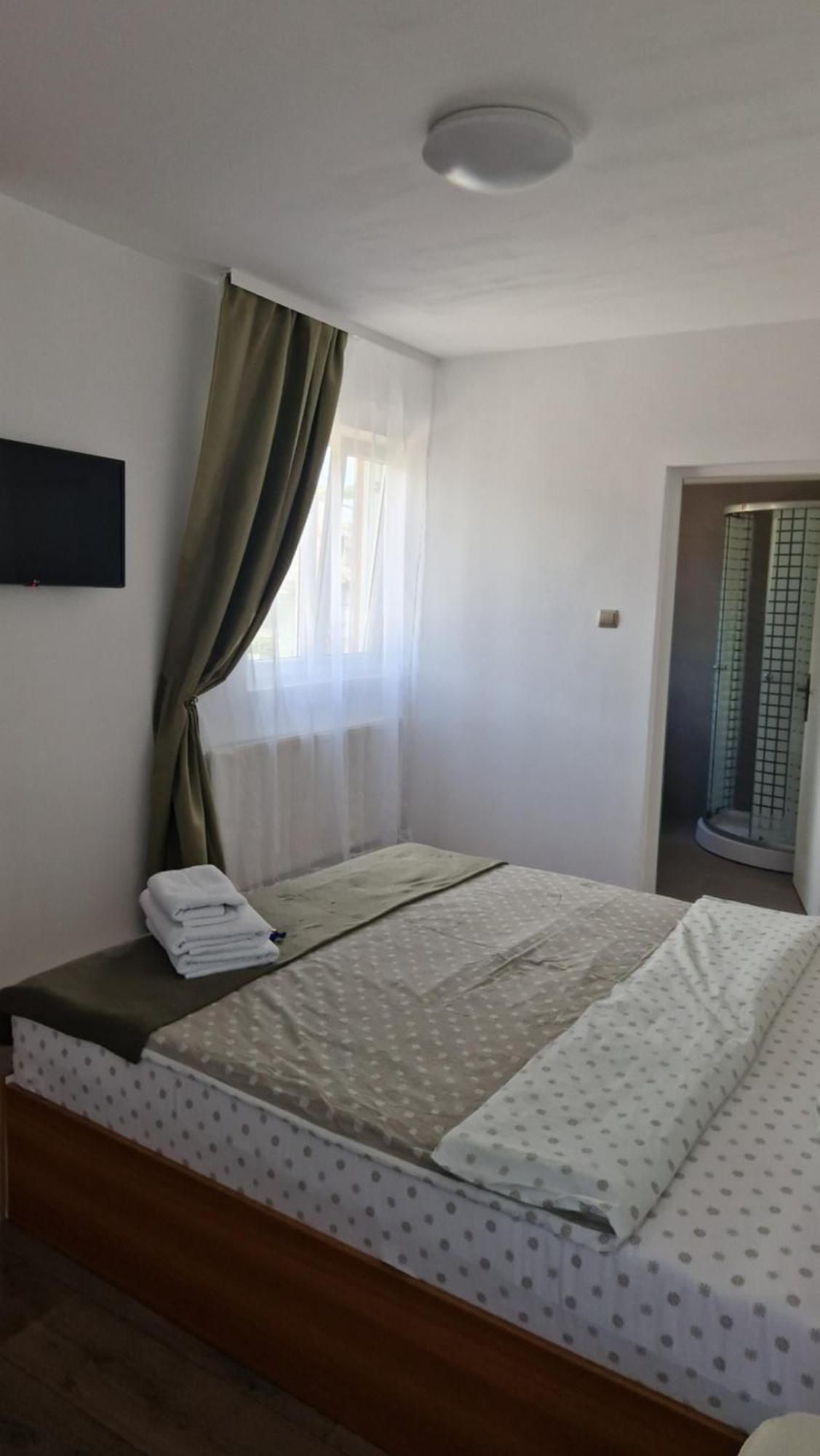 Готель Huesca House Турда Екстер'єр фото